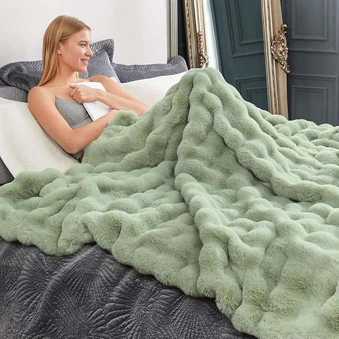 🔥Popular thickened rabbit plush nap blanket, flannel milk velvet cover blanket